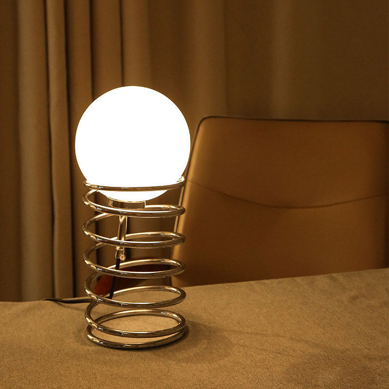 Lampe de Table de Chevet à Ressort Métallique │ Éclairage Contemporain et Élégant